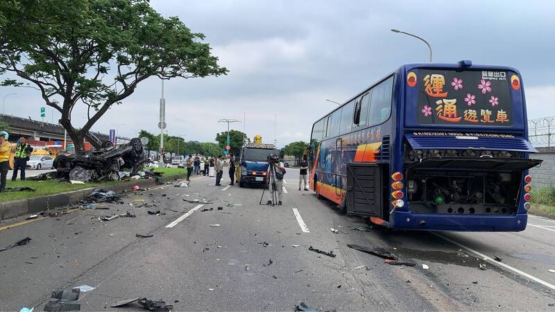 台北市松山區撫遠街今日中午11時42分許發生一起嚴重車禍,一輛遊覽車與小客車不明原因相撞。(記者鄭景議翻攝) 台北市松山區撫遠街今日中午11時42分許發生一起嚴重車禍,一輛遊覽車與小客車不明原因相撞。(記者鄭景議翻攝)