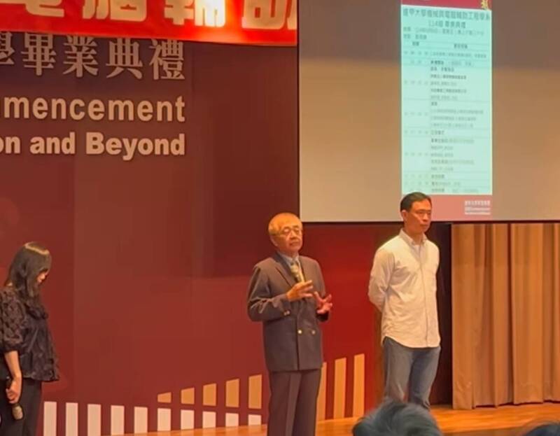 逢甲大學某系畢業典禮準備開始,由於家長兩派糾紛吵成一團,台上的師長相當尷尬,試圖協調,最終宣佈取消當天畢典。(翻攝自threads ) 逢甲大學某系畢業典禮準備開始,由於家長兩派糾紛吵成一團,台上的師長相當尷尬,試圖協調,最終宣佈取消當天畢典。(翻攝自threads )