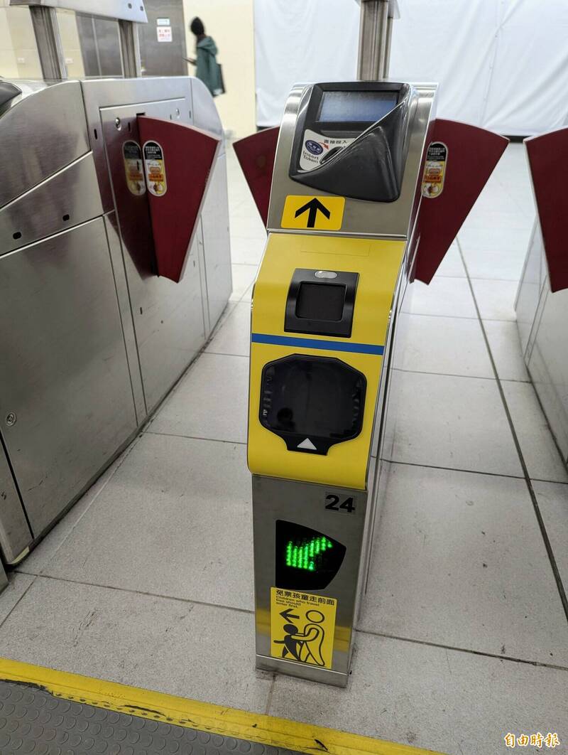 台北捷運新閘門增設多元支付外掛箱體（黃色區塊），上方為QR碼掃碼區、下方為信用卡感應區。（記者林承鴻攝）