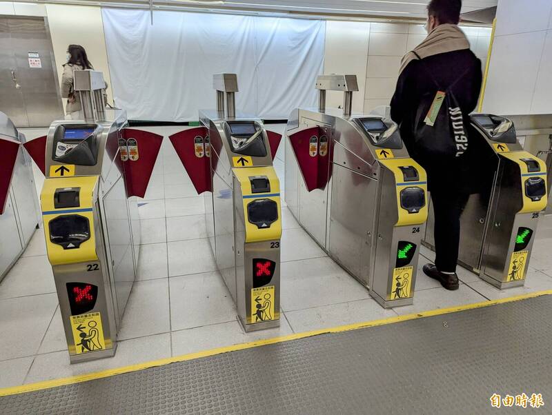 台北捷運新閘門，多元支付QR碼掃碼及信用卡感應區，低於乘客腰部。（記者林承鴻攝）