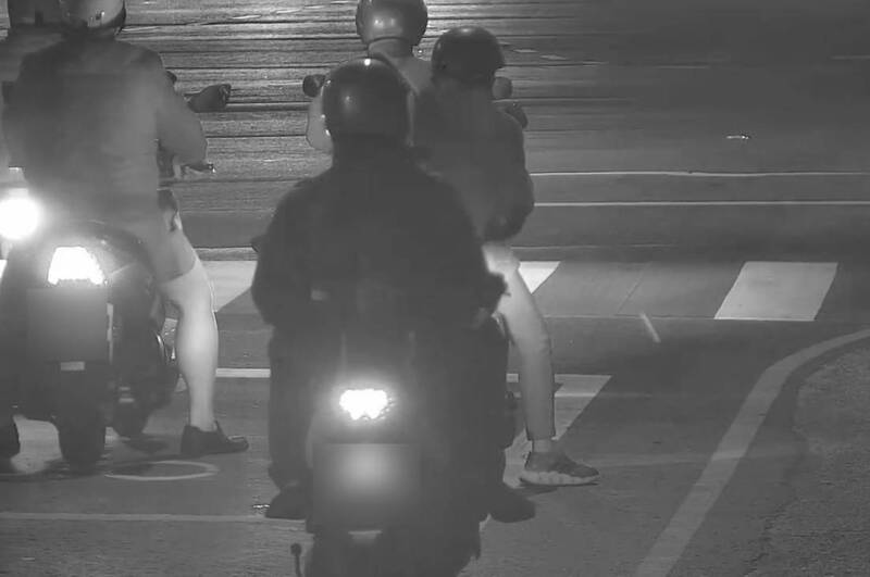 鳳山區經武路與建國路一段路口經常遭機車族亂丟菸蒂。（讀者提供）