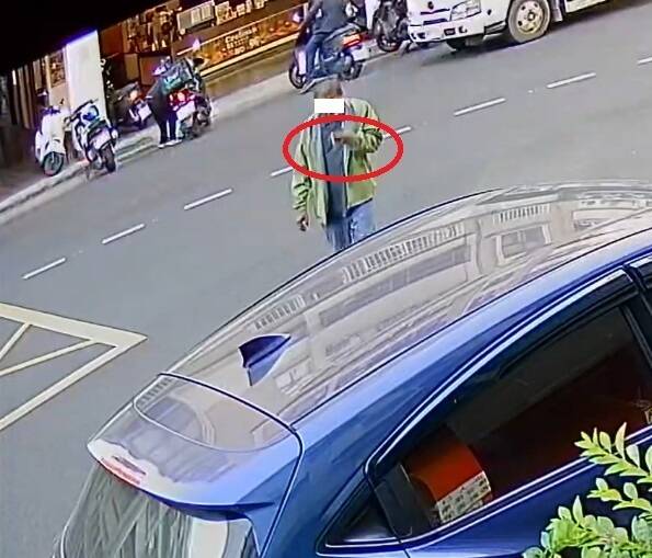 三民區正豐街與褒忠街口附近亂丟菸蒂裁處40件最多，總計開罰5萬1600元。（讀者提供）