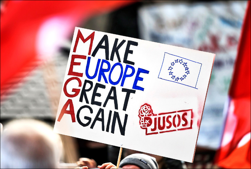 歐盟數個國家進入全國大選週期，選舉結果可能進一步推動歐盟右傾。圖為德國社會民主黨及前總理蕭茲支持者高舉「讓歐洲再次偉大」標語。（歐新社檔案照）