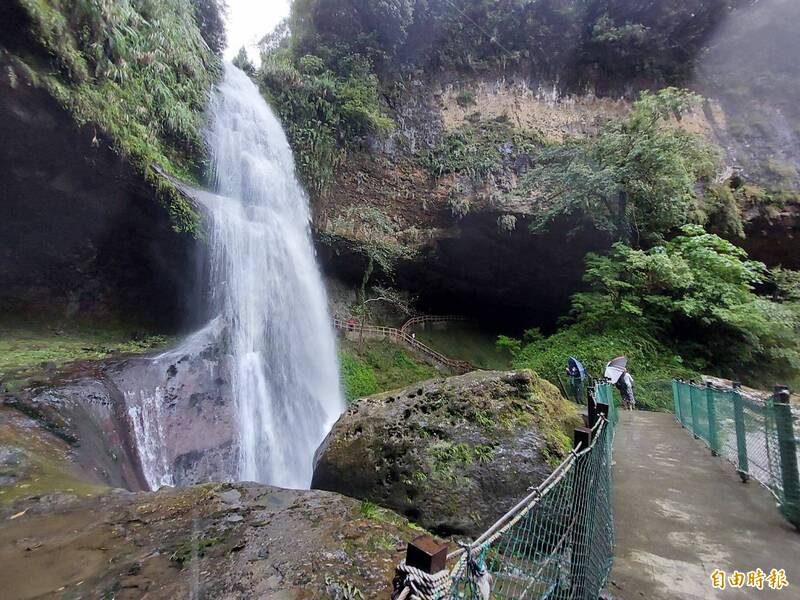 杉林溪生態渡假園區，是國內知名旅遊景點，此為園區松瀧岩瀑布。（記者張協昇攝）