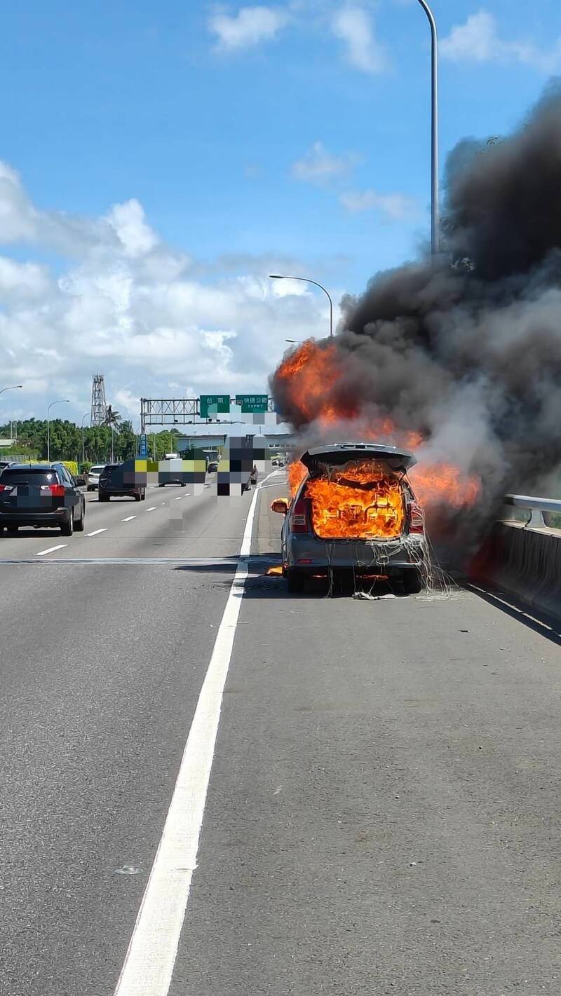 國道1號北上336公里台南仁德路段發生1起火燒車事件，幸無人傷亡。（讀者提供）