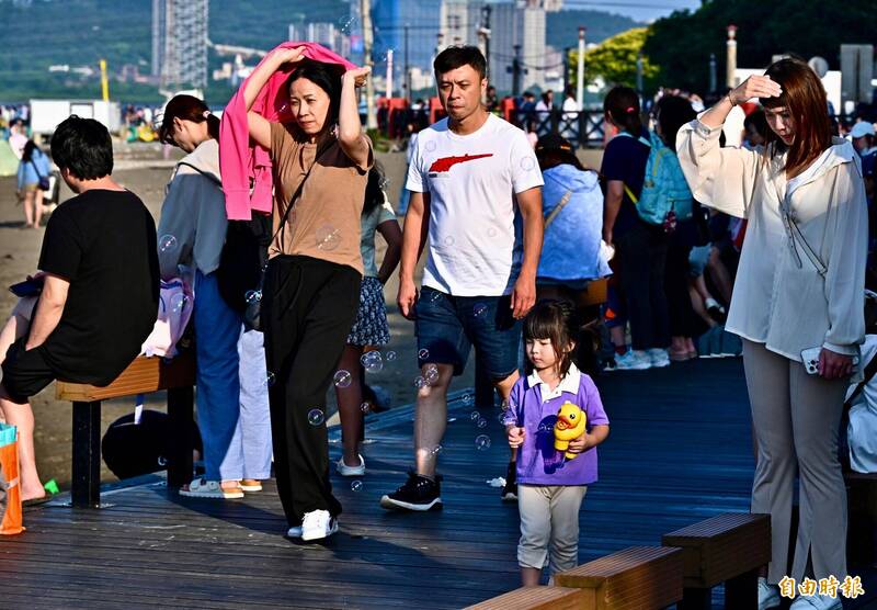 今日各地高溫普遍為31到34度，感受悶熱，戶外活動請注意防曬並多補充水分。（資料照）