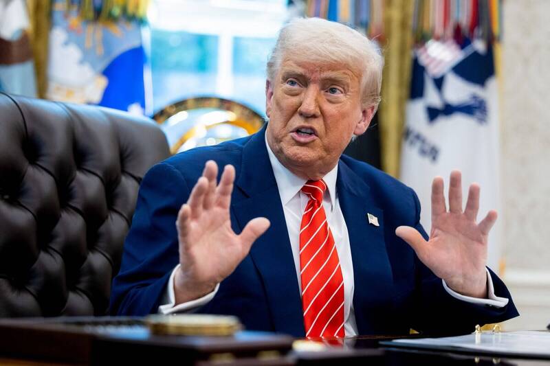 川普表示他無意修復與馬斯克的關係，並警告馬斯克不要在期中選舉時出手協助民主黨人，否則將付出嚴重後果。（彭博）