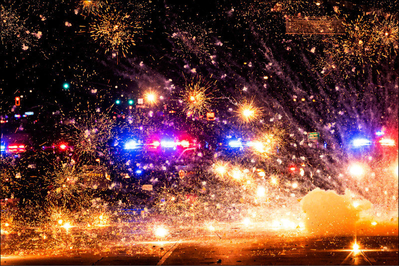 洛杉磯民眾不滿聯邦當局強力掃蕩移民，7日與執法人員爆發激烈衝突。（法新社）