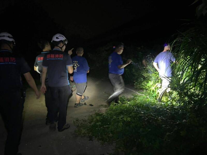 苗栗縣政府消防局苗栗分隊，會同苗栗縣山城救援協會人員漏夜搜尋溺水的移工未果。（苗栗縣山城救援協會提供）