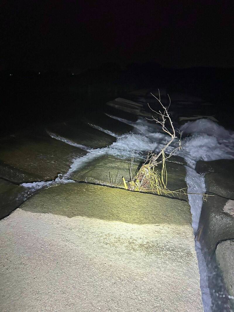 苗栗縣後龍溪水湍急，不利夜間搜尋。（苗栗縣山城救援協會提供）