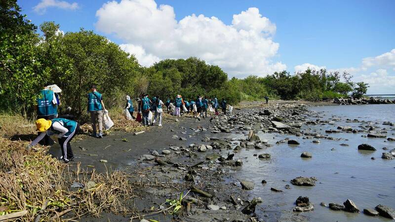 青年局號召45位青年志工齊聚林園紅樹林生態區,以淨灘行動響應「世界海洋日」。(青年局提供) 青年局號召45位青年志工齊聚林園紅樹林生態區,以淨灘行動響應「世界海洋日」。(青年局提供)