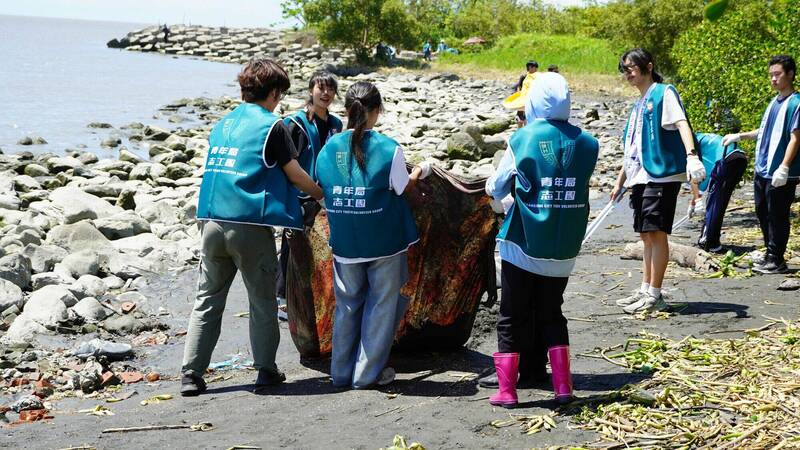 青年志工不畏烈日,沿著海岸線撿拾垃圾及海洋廢棄物。(青年局提供) 青年志工不畏烈日,沿著海岸線撿拾垃圾及海洋廢棄物。(青年局提供)