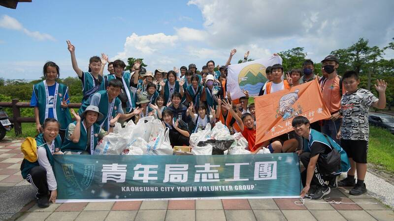 45位青年志工齊聚林園紅樹林生態區淨灘,以行動落實對自然環境的關懷與重視。(青年局提供) 45位青年志工齊聚林園紅樹林生態區淨灘,以行動落實對自然環境的關懷與重視。(青年局提供)