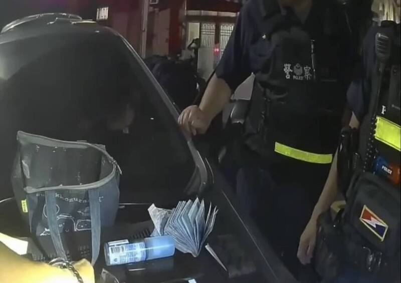 打錯方向燈被警攔 查獲大批毒品、現金及手指虎