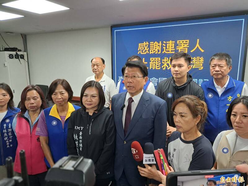 謝龍介率南市議會國民黨團議員召開記者會,宣布罷免林俊憲、王定宇連署失敗,將不送件。(記者蔡文居攝) 謝龍介率南市議會國民黨團議員召開記者會,宣布罷免林俊憲、王定宇連署失敗,將不送件。(記者蔡文居攝)