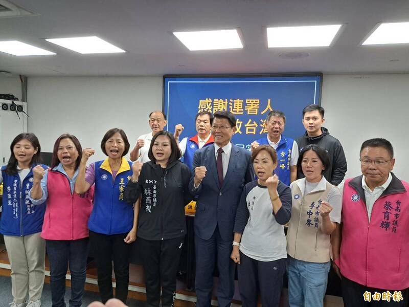 謝龍介率南市國民黨團議員宣布罷免連署失敗後,一起高喊「國民黨加油!」(記者蔡文居攝) 謝龍介率南市國民黨團議員宣布罷免連署失敗後,一起高喊「國民黨加油!」(記者蔡文居攝)