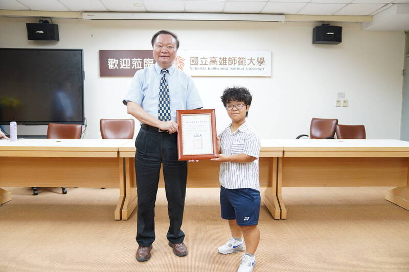 先天軟骨發育不全的高師大美術系碩士生蔡奕琳（右）榮獲今年總統教育獎，校長王政彥頒發表揚狀。（高師大提供）