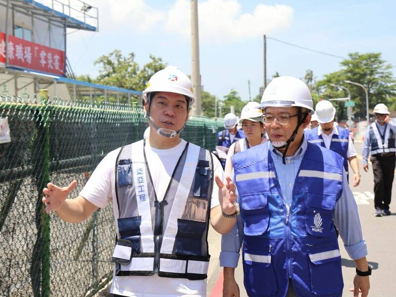 立委李柏毅邀集中央與地方官員,會勘左營道路與社宅等工程進度。(李柏毅團隊提供) 立委李柏毅邀集中央與地方官員,會勘左營道路與社宅等工程進度。(李柏毅團隊提供)