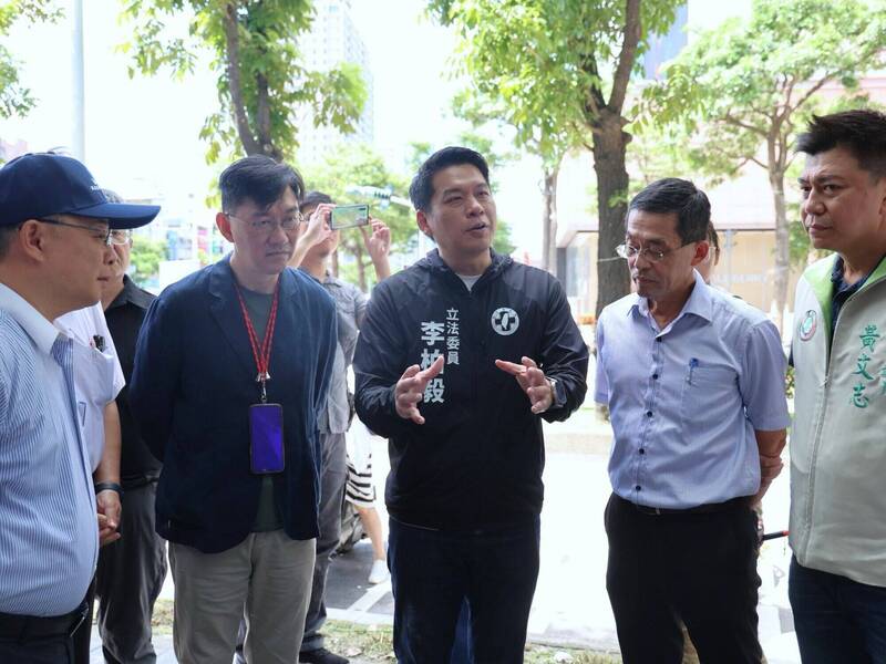 李柏毅提醒中央與高市府官員,針對左營建設務必多跟地方溝通、同時加快進度。(高市府提供) 李柏毅提醒中央與高市府官員,針對左營建設務必多跟地方溝通、同時加快進度。(高市府提供)