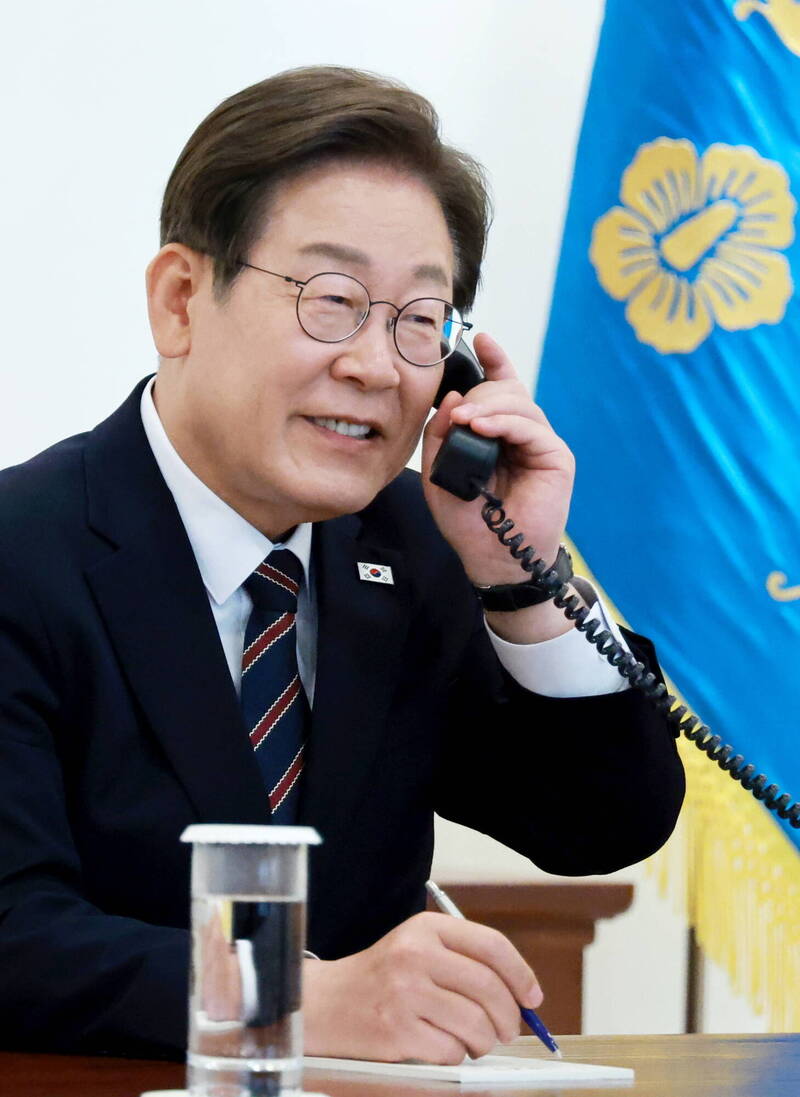 南韓總統李在明9日於首爾總統辦公室,與日本首相石破茂進行首次電話會談。雙方同意致力深化兩國關係並加強三方合作。(歐新社) 南韓總統李在明9日於首爾總統辦公室,與日本首相石破茂進行首次電話會談。雙方同意致力深化兩國關係並加強三方合作。(歐新社)
