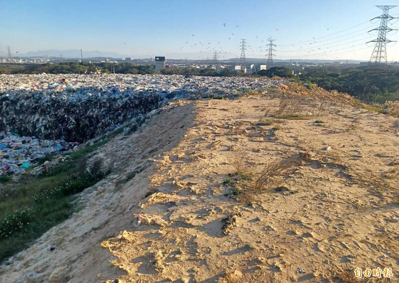 楊梅員本垃圾掩埋場垃圾山惹民怨,市府環保局著手覆土及焚燒去化,讓裸露垃圾暫置量銳減。(記者李容萍攝) 楊梅員本垃圾掩埋場垃圾山惹民怨,市府環保局著手覆土及焚燒去化,讓裸露垃圾暫置量銳減。(記者李容萍攝)