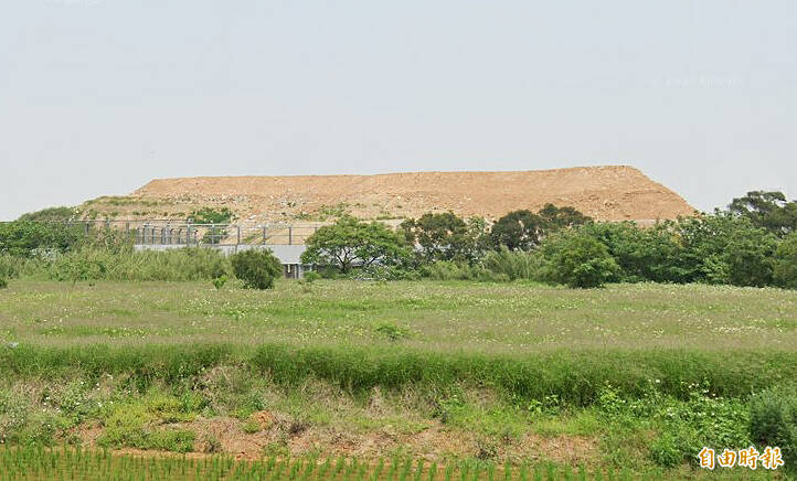 楊梅員本垃圾掩埋場垃圾山惹民怨,市府環保局著手覆土及焚燒去化,讓裸露垃圾暫置量銳減。(記者李容萍攝) 楊梅員本垃圾掩埋場垃圾山惹民怨,市府環保局著手覆土及焚燒去化,讓裸露垃圾暫置量銳減。(記者李容萍攝)