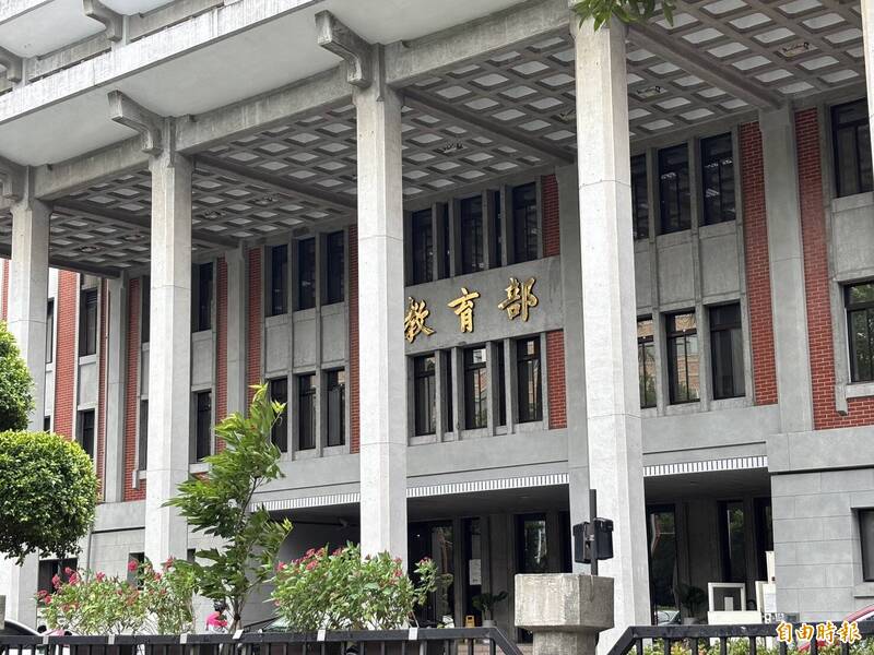 和半導體及AI等業界搶人,相關系所畢業且具經驗者,免修職前學分、免考試、免實習,在強化必要之教學知能後,即可擔任中小學STEM或自然領域技術教師或教學支援老師,預計從明(115)年起聘任。 (記者林曉雲攝) 和半導體及AI等業界搶人,相關系所畢業且具經驗者,免修職前學分、免考試、免實習,在強化必要之教學知能後,即可擔任中小學STEM或自然領域技術教師或教學支援老師,預計從明(115)年起聘任。 (記者林曉雲攝)