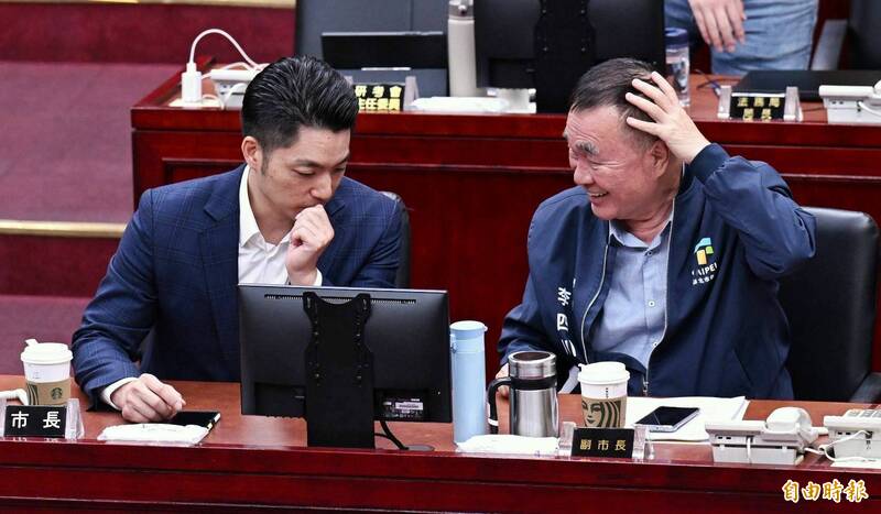 台北市長蔣萬安表示,拆公館圓環是重大市政議題,已指示副市長李四川(右)召集跨局處會議處理。(記者方賓照攝) 台北市長蔣萬安表示,拆公館圓環是重大市政議題,已指示副市長李四川(右)召集跨局處會議處理。(記者方賓照攝)