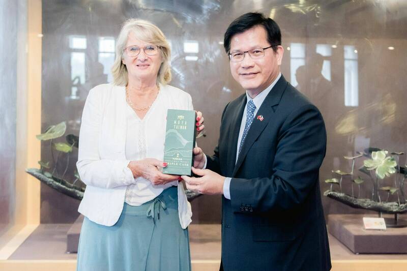 法國國民議會友台小組主席帕媞斯黛（左）昨起率團訪台，今日會晤我國外交部長林佳龍。（圖擷取自林佳龍臉書）