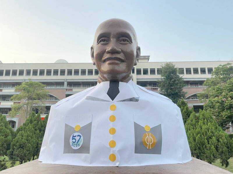 金城國中前年曾將主題訂為「城風破浪」,將蔣中正銅像變身為軍艦船長,象徵畢業啟航。(金城國中提供) 金城國中前年曾將主題訂為「城風破浪」,將蔣中正銅像變身為軍艦船長,象徵畢業啟航。(金城國中提供)