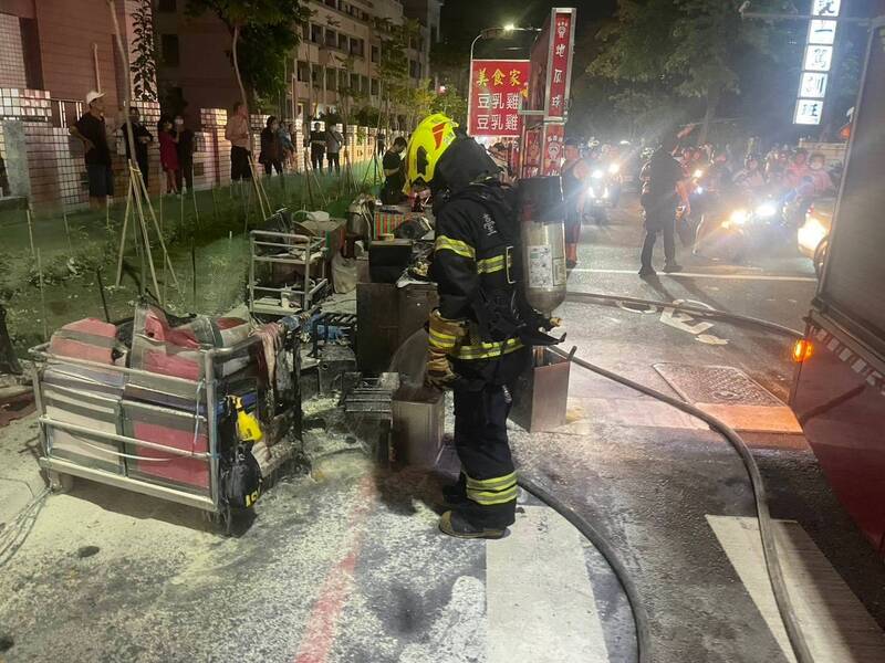 台南永康五王夜市地瓜球攤位火警，火勢在消防人員協助下撲滅。（民眾提供）