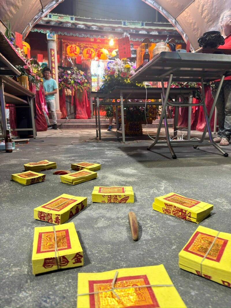 許厝文衡聖帝堂博杯乞錢龜,出現立筊奇景。(文衡聖帝堂提供) 許厝文衡聖帝堂博杯乞錢龜,出現立筊奇景。(文衡聖帝堂提供)