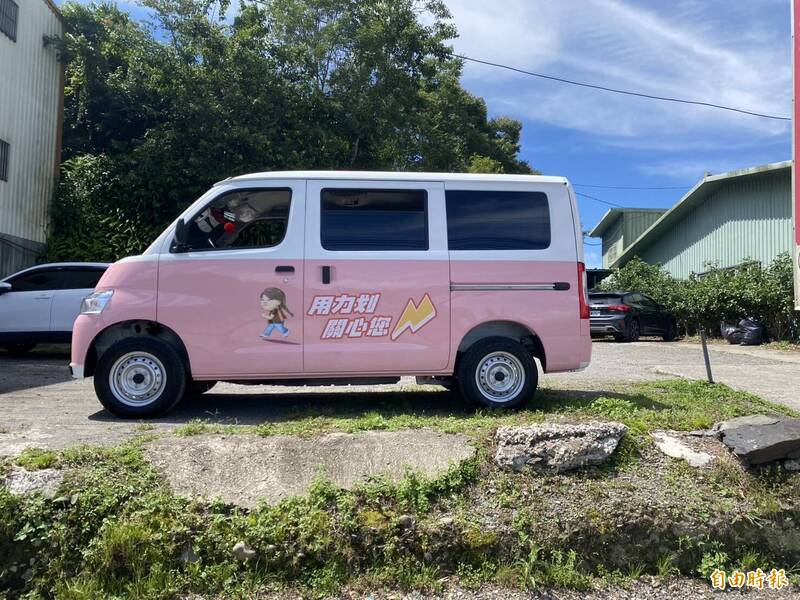 桃市海拔最高捐車!立委伍麗華牽線、加拉文化健康站獲贈交通車。(記者李容萍攝) 桃市海拔最高捐車!立委伍麗華牽線、加拉文化健康站獲贈交通車。(記者李容萍攝)