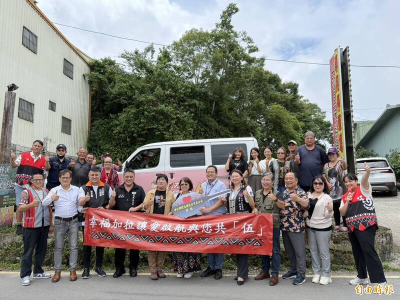 桃市海拔最高捐車!立委伍麗華牽線、加拉文化健康站獲贈交通車。(記者李容萍攝) 桃市海拔最高捐車!立委伍麗華牽線、加拉文化健康站獲贈交通車。(記者李容萍攝)