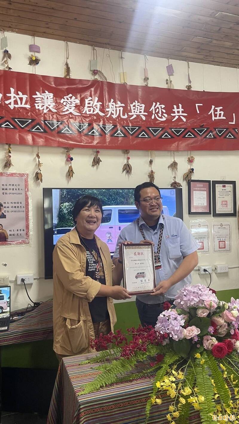 立委伍麗華(左)感謝世紀集團副總賴俊成(右)愛心捐車。(記者李容萍攝) 立委伍麗華(左)感謝世紀集團副總賴俊成(右)愛心捐車。(記者李容萍攝)