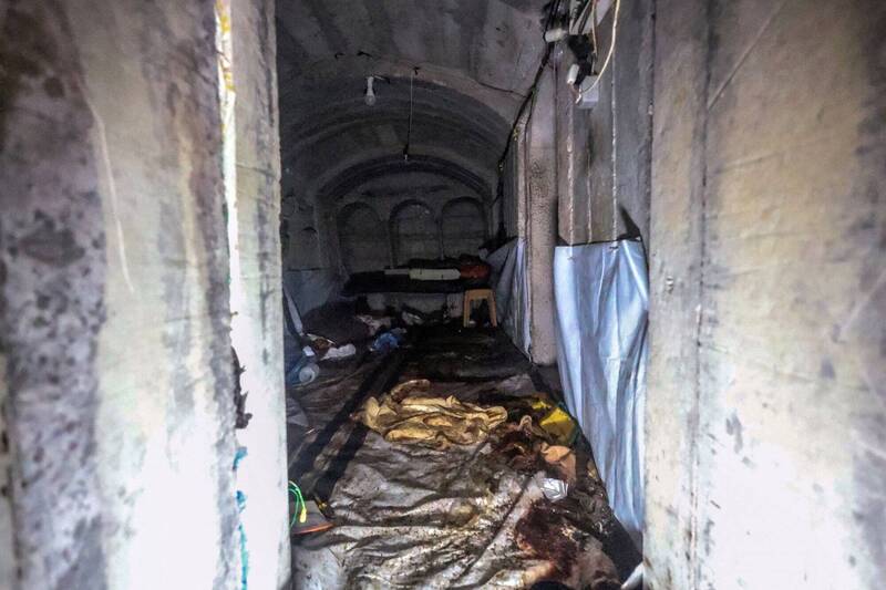 以色列國防軍指出,目前已在加薩南部大城汗尤尼斯一間醫院的地下隧道中尋獲哈瑪斯領導人辛瓦爾的遺體,另外還包括高階指揮官沙巴納與數名武裝份子的遺體。(路透) 以色列國防軍指出,目前已在加薩南部大城汗尤尼斯一間醫院的地下隧道中尋獲哈瑪斯領導人辛瓦爾的遺體,另外還包括高階指揮官沙巴納與數名武裝份子的遺體。(路透)