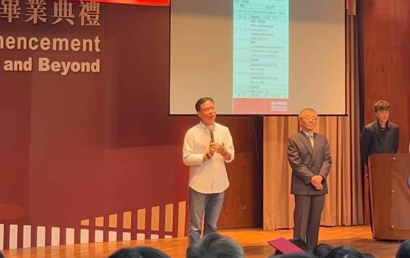 逢甲大學機電系6日畢業典禮開始前,家長兩派吵成一團,台上的師長試圖協調,最終宣佈取消當天畢典。(翻攝自threads ) 逢甲大學機電系6日畢業典禮開始前,家長兩派吵成一團,台上的師長試圖協調,最終宣佈取消當天畢典。(翻攝自threads )