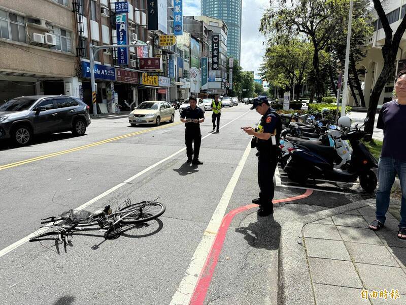 76歲劉婦8日駕車在台南市東區大學路上連續衝撞，74歲陳姓單車騎士傷重不治，陳翁送醫時，單車還遺留在事故現場。（資料照，記者王俊忠攝）