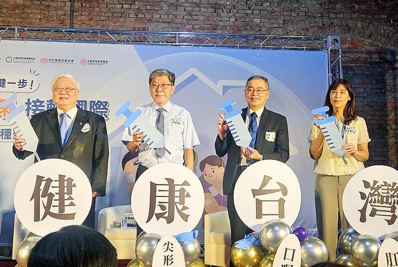 Health Promotion Administration Director-General Wu Chao-chun, left, attends a news conference in Taipei yesterday.
Photo: CNA Health Promotion Administration Director-General Wu Chao-chun, left, attends a news conference in Taipei yesterday.
Photo: CNA