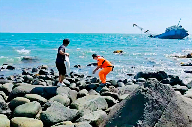 鑫豐輪於烏坵海域觸礁進水，金門縣環保局先委請船員及岸巡隊員用吸油棉進行岸際防護作業。（金門縣環保局提供）