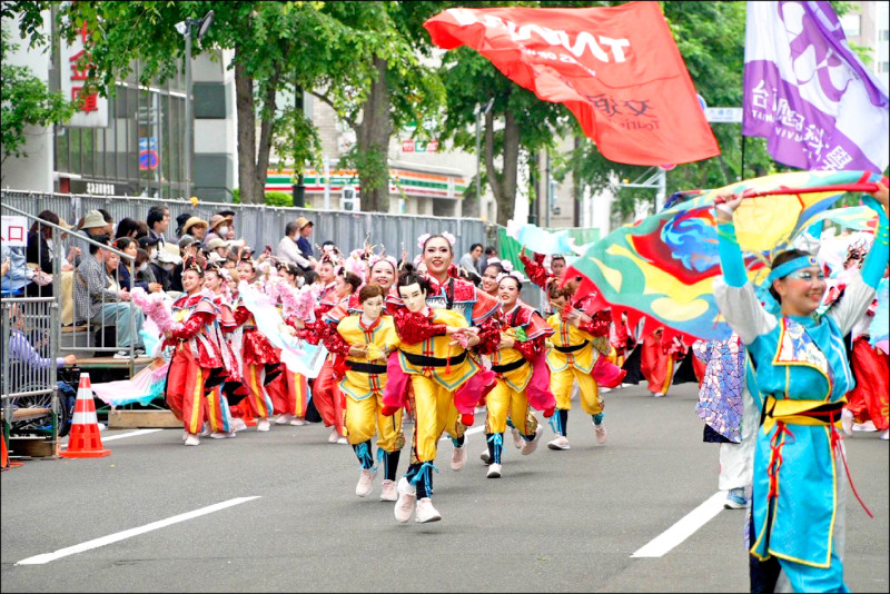 南應大學生在YOSAKOI索朗祭帶來精彩演出。(台南市府提供) 南應大學生在YOSAKOI索朗祭帶來精彩演出。(台南市府提供)