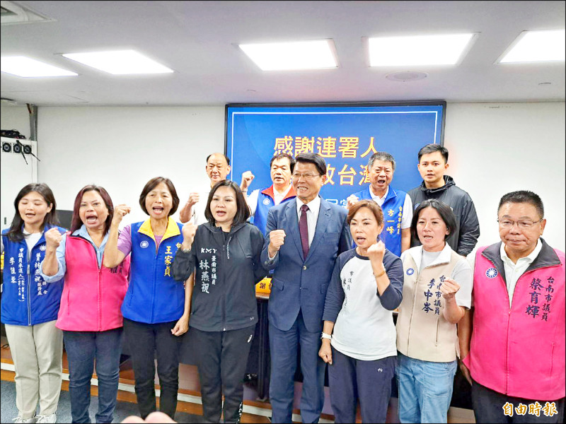 身兼國民黨南市黨部主委的立委謝龍介(右四)昨宣布罷免連署失敗後,與黨籍議員一起高喊「國民黨加油!」(記者蔡文居攝) 身兼國民黨南市黨部主委的立委謝龍介(右四)昨宣布罷免連署失敗後,與黨籍議員一起高喊「國民黨加油!」(記者蔡文居攝)