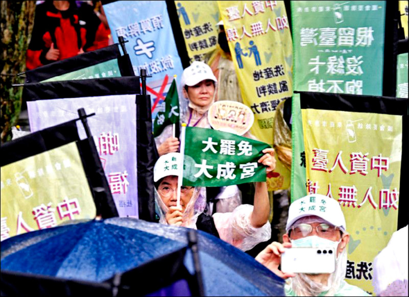 圖為日前「港湖除銹」大遊行，民眾不畏大雨參加遊行表達訴求。（資料照）