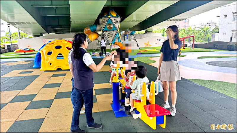 頭份市長羅雪珠前往科東二路橋下公園視察公園設施。
（記者蔡政珉攝）