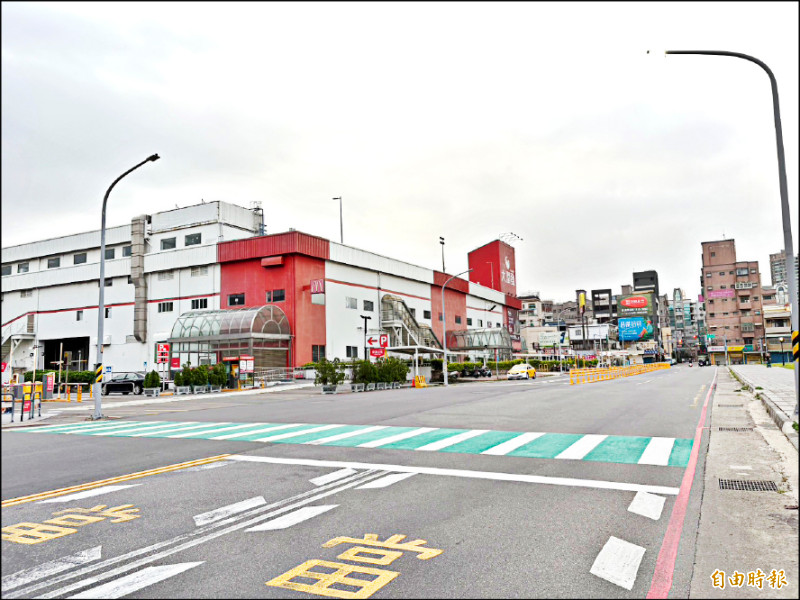 竹市大雅路行人差點被撞飛，議員督促增設行人穿越號誌。（記者蔡彰盛攝）