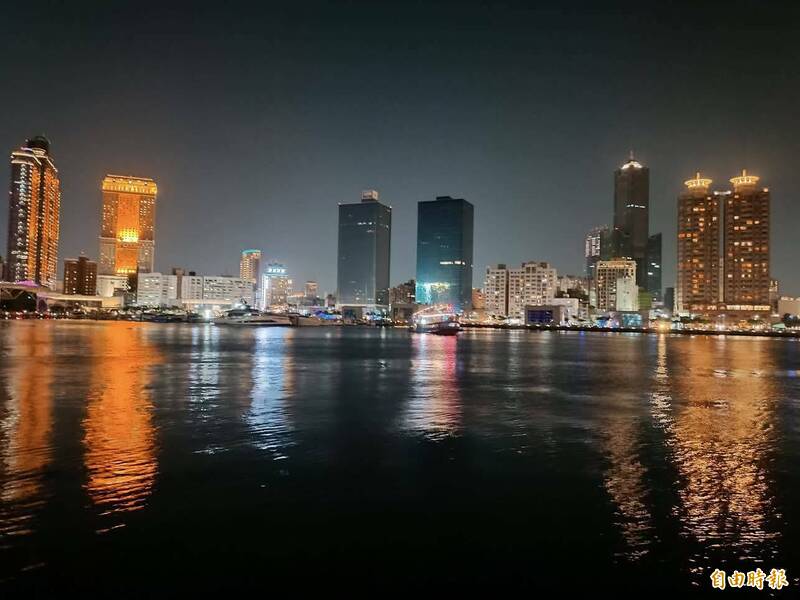 中鋼集團承租香港籍散裝輪擦撞高雄港碼頭,釀台船拖船沉沒。圖為高雄港夜景。(記者洪定宏攝) 中鋼集團承租香港籍散裝輪擦撞高雄港碼頭,釀台船拖船沉沒。圖為高雄港夜景。(記者洪定宏攝)