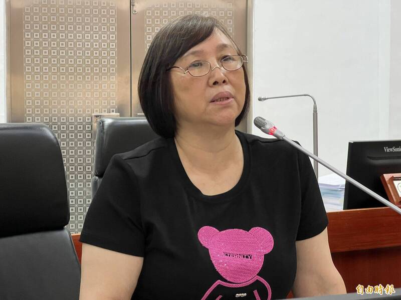 金門縣議員唐麗輝利用議會縣政總質詢,關切消防局執行「加強外籍看護工急救教育訓練專案」進度。(記者吳正庭攝) 金門縣議員唐麗輝利用議會縣政總質詢,關切消防局執行「加強外籍看護工急救教育訓練專案」進度。(記者吳正庭攝)