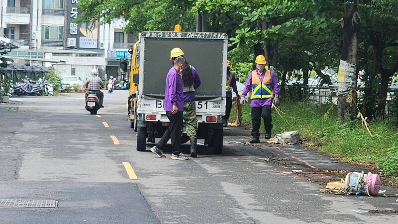 新營區復興路與中正路沿線有放置旗幟、椅子等佔用道路障礙物情形,新營警分局展開清道專案,還路於民。(警方提供) 新營區復興路與中正路沿線有放置旗幟、椅子等佔用道路障礙物情形,新營警分局展開清道專案,還路於民。(警方提供)