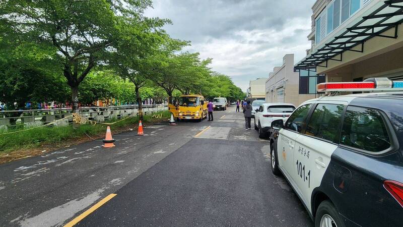 新營區復興路與中正路沿線有放置旗幟、椅子等佔用道路障礙物情形,新營警分局展開清道專案,還路於民。(警方提供) 新營區復興路與中正路沿線有放置旗幟、椅子等佔用道路障礙物情形,新營警分局展開清道專案,還路於民。(警方提供)