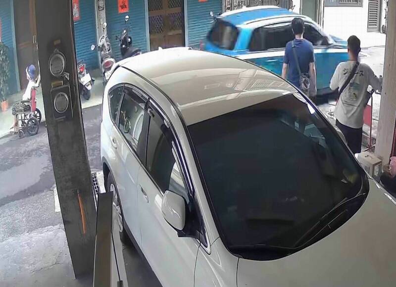 藍色轎車在巷內疾駛而過,讓居民看到氣炸。(民眾提供) 藍色轎車在巷內疾駛而過,讓居民看到氣炸。(民眾提供)